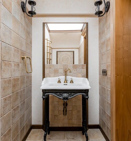 free-photo-of-bathroom-with-retro-style-washbasin